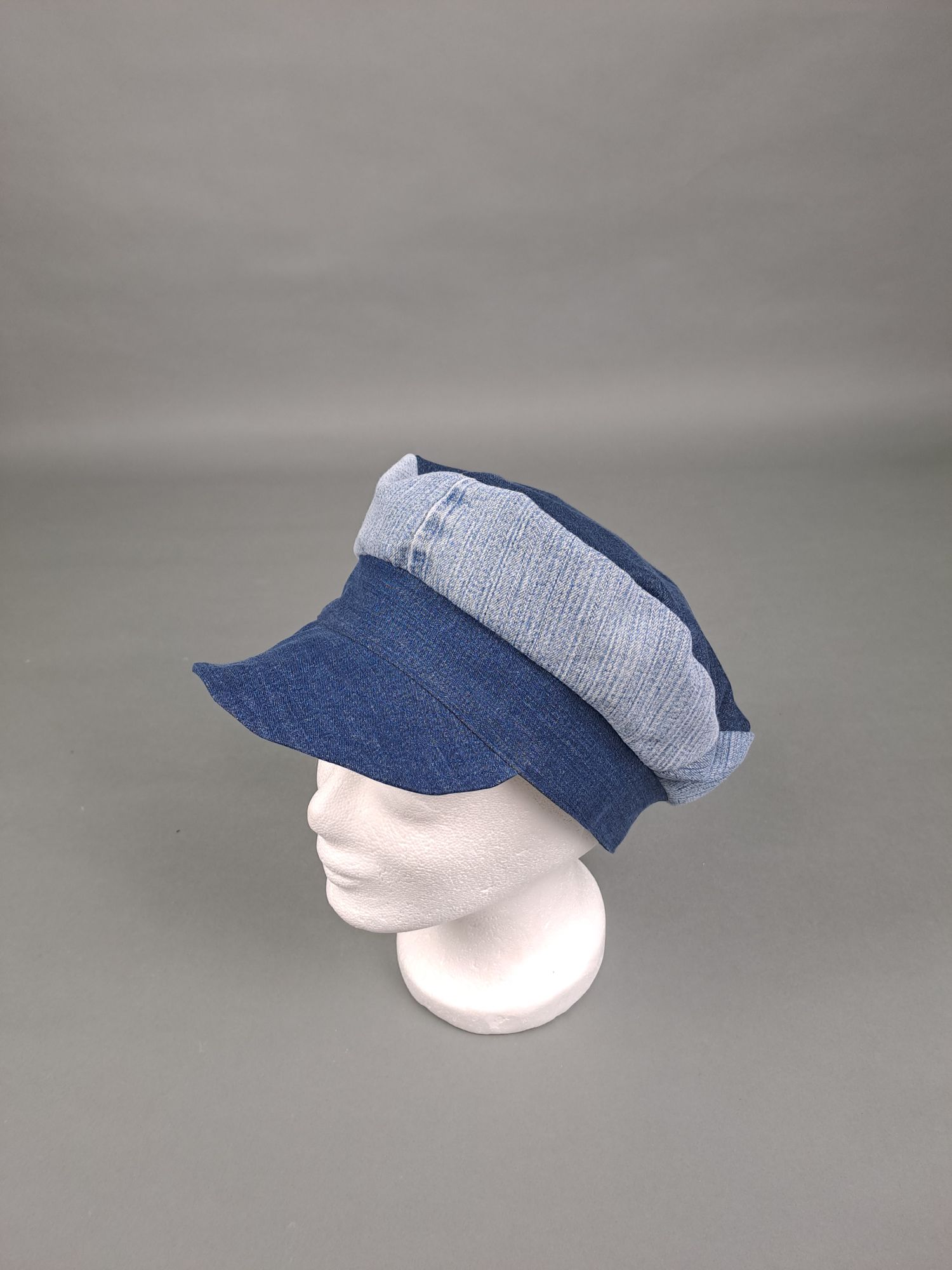 Bucket Hat recycelt auf Kopf aus Jeans