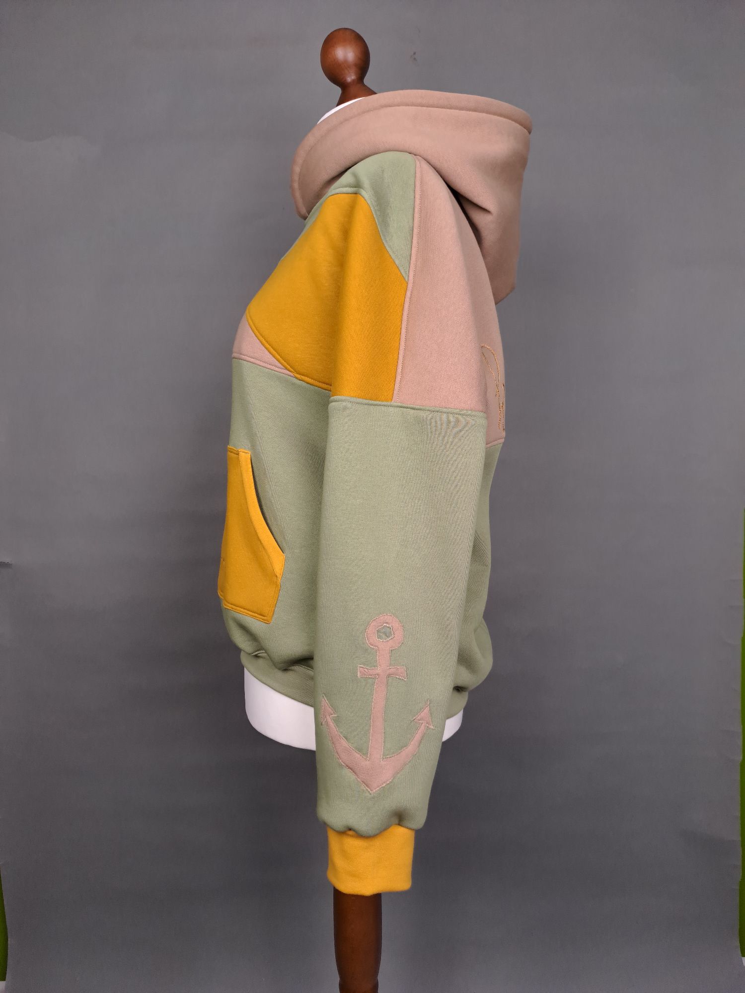 Hoodie auf Büste in grün, beige, gelb