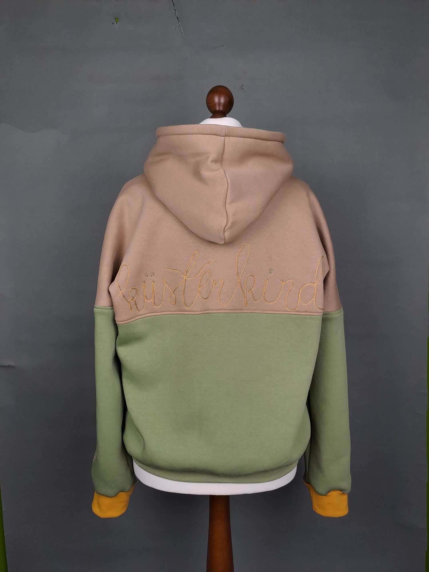 Hoodie auf Büste in grün, beige, gelb