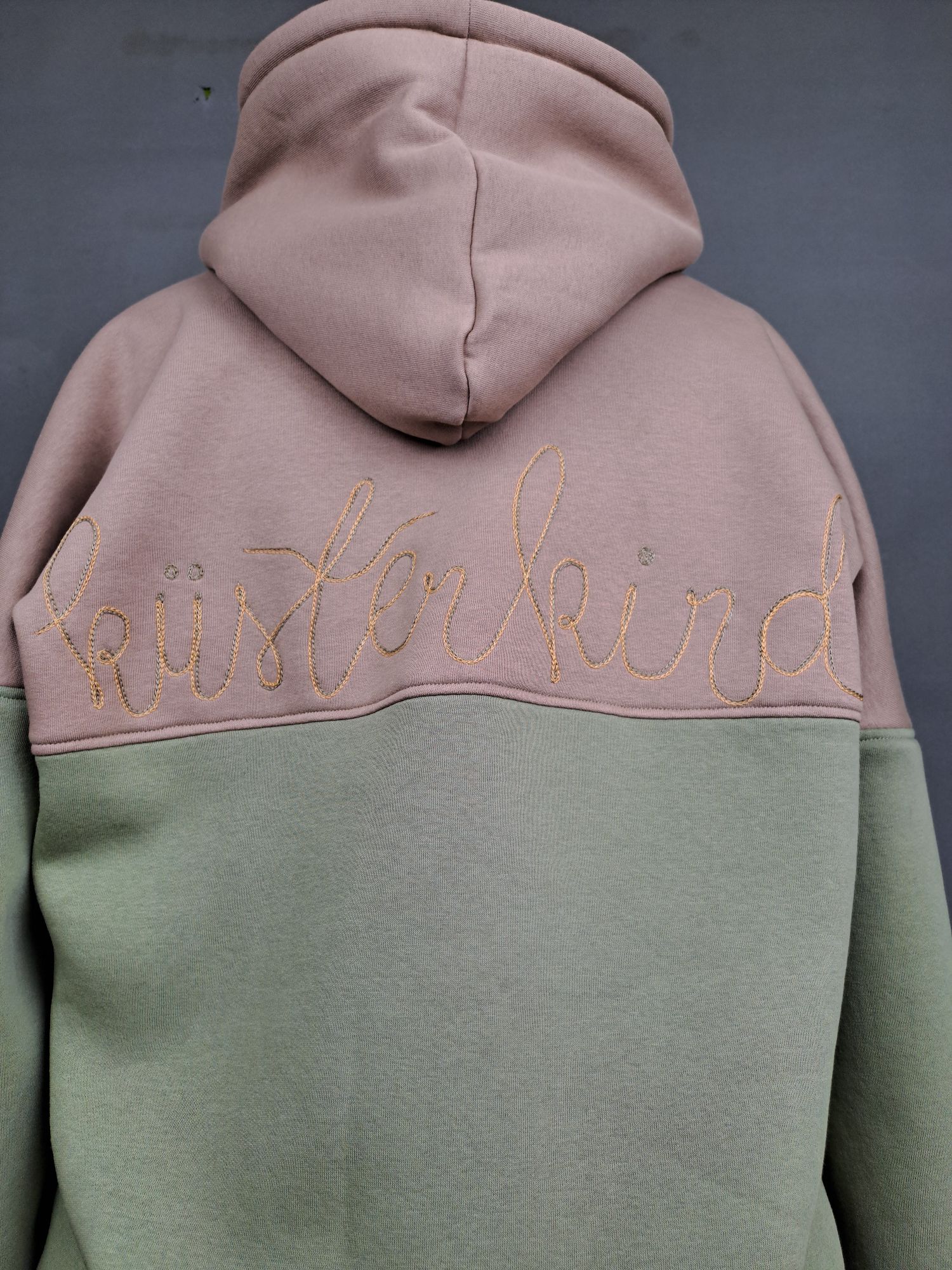 Hoodie auf Büste in grün, beige, gelb