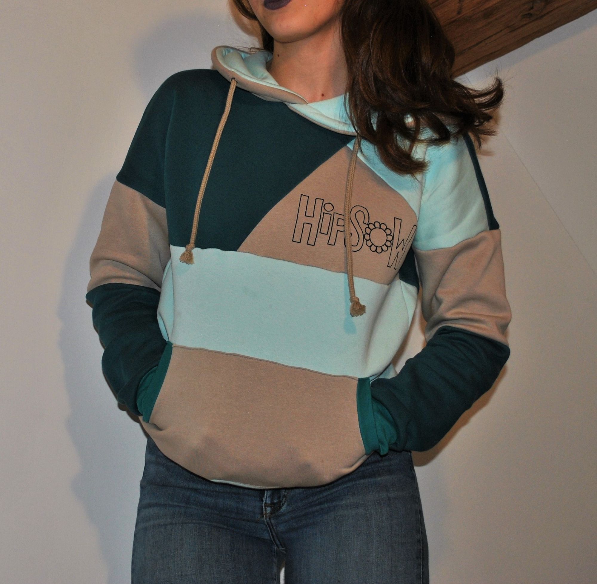 HipSoW Hoodie an Model