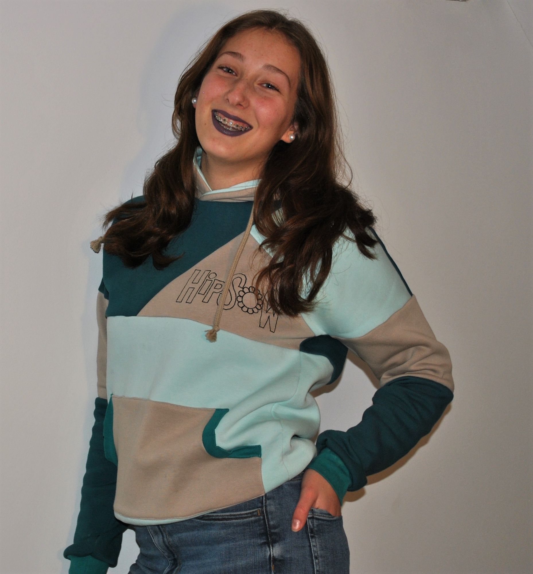 Model mit HipSoW Hoodie in blautönen