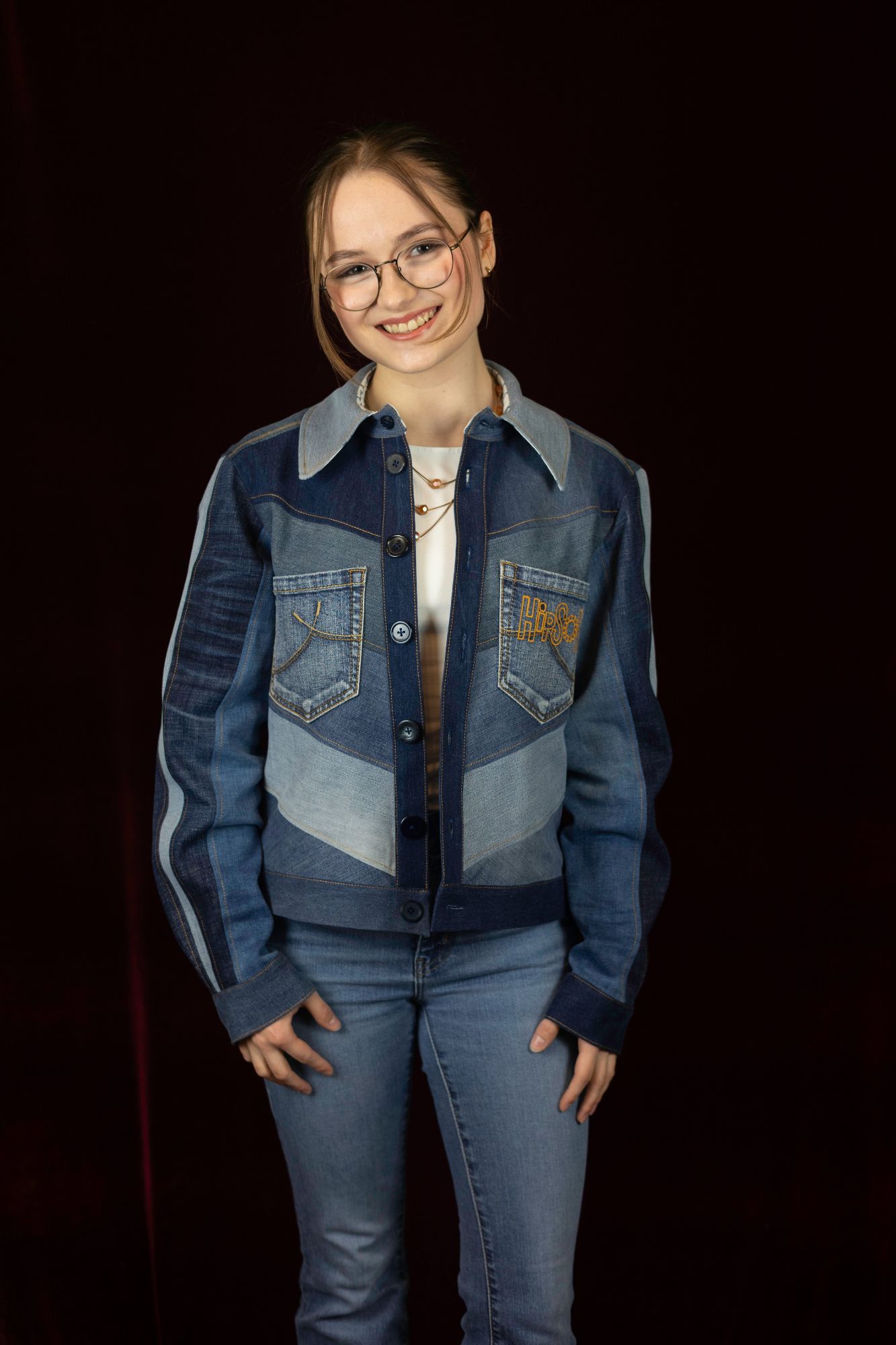 Model mit HipSoW Upcycling Jeansjacke in Blautönen