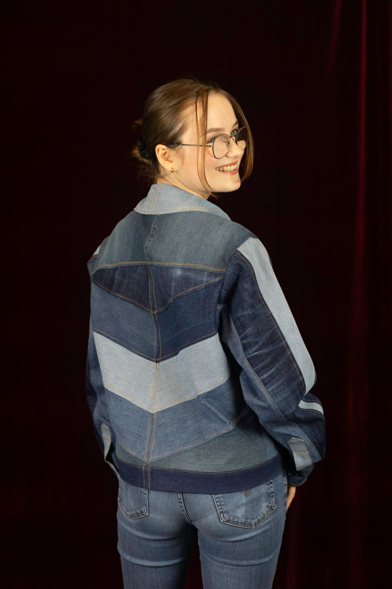 Model mit HipSoW Upcycling Jeansjacke
