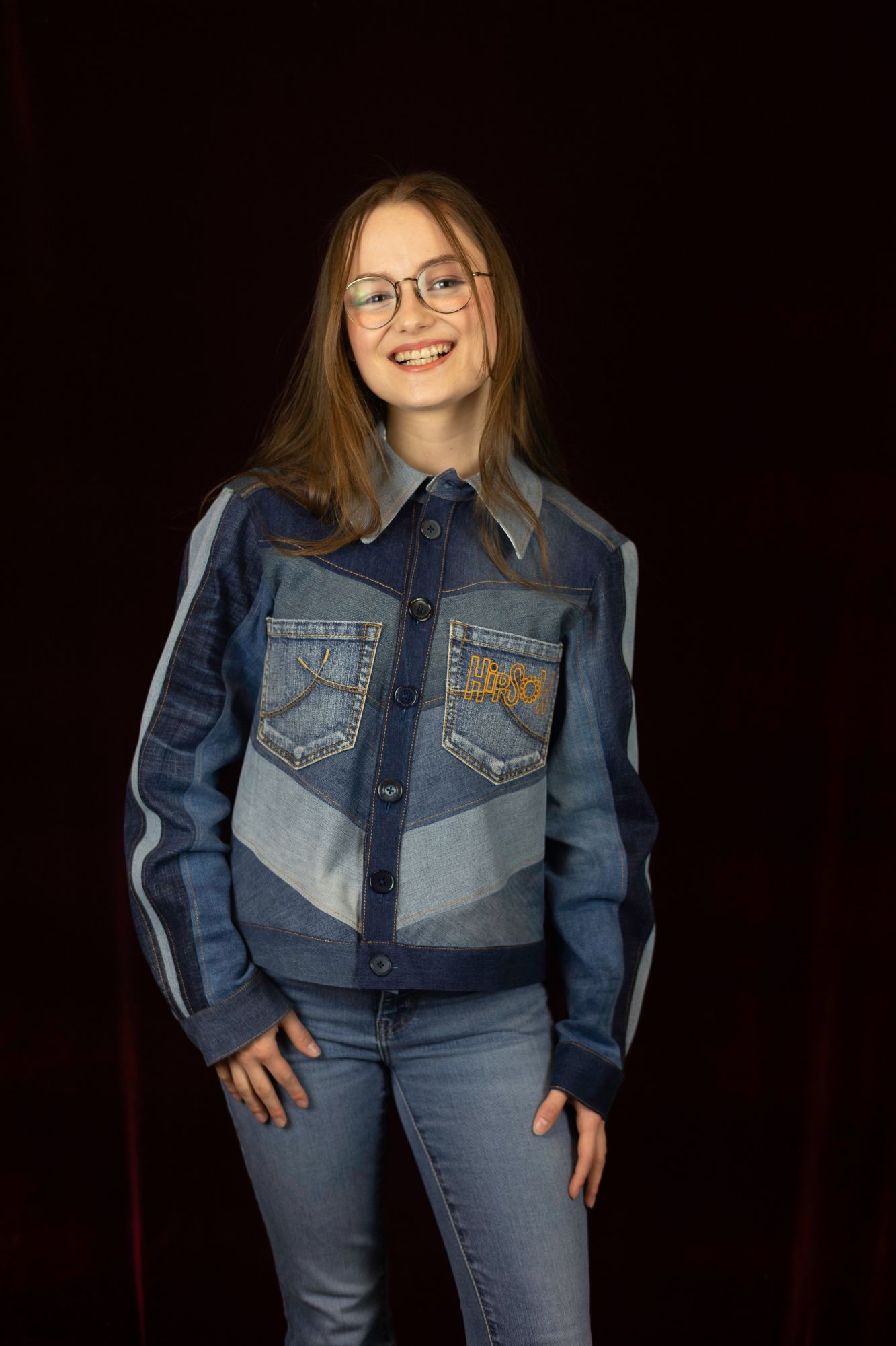 Model mit HipSoW Upcycling Jeansjacke
