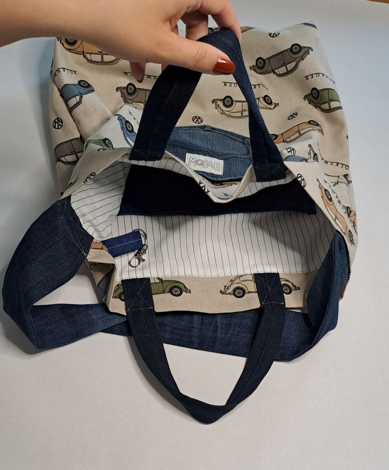 bunte Tragtasche mit Jeans, Innenansicht