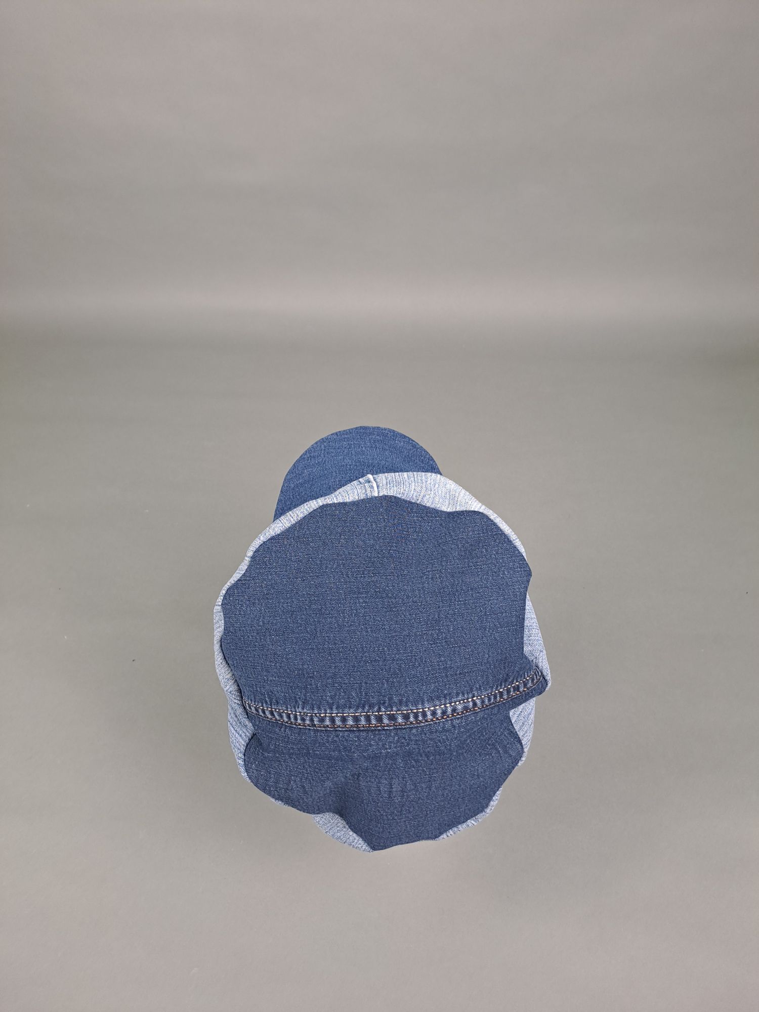 Schiffermütze Jeans auf Kopf