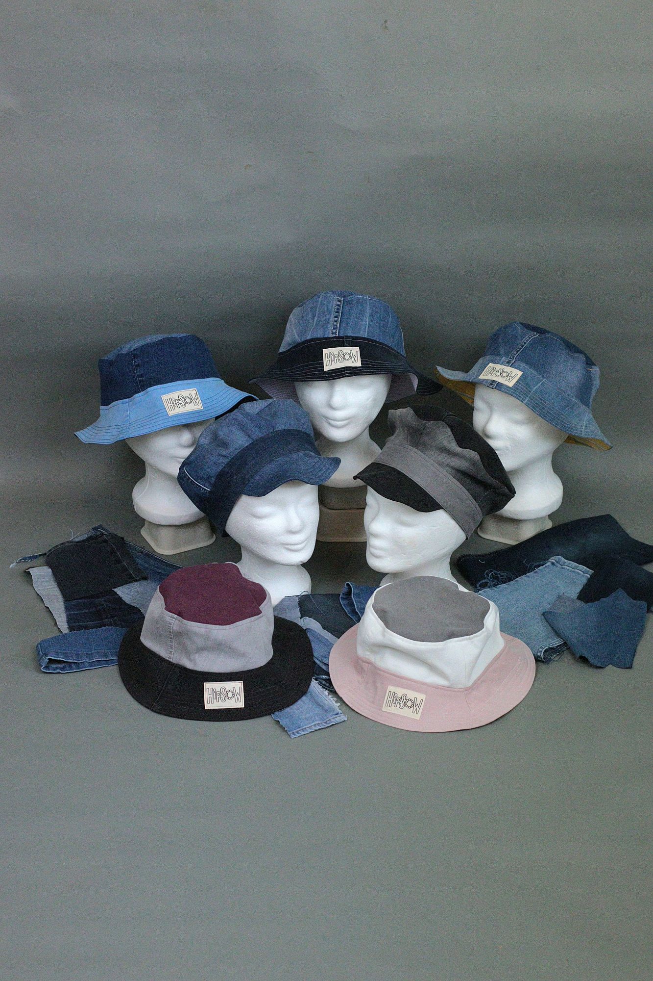 verschiedene Upcycling Hüte aus Jeans
