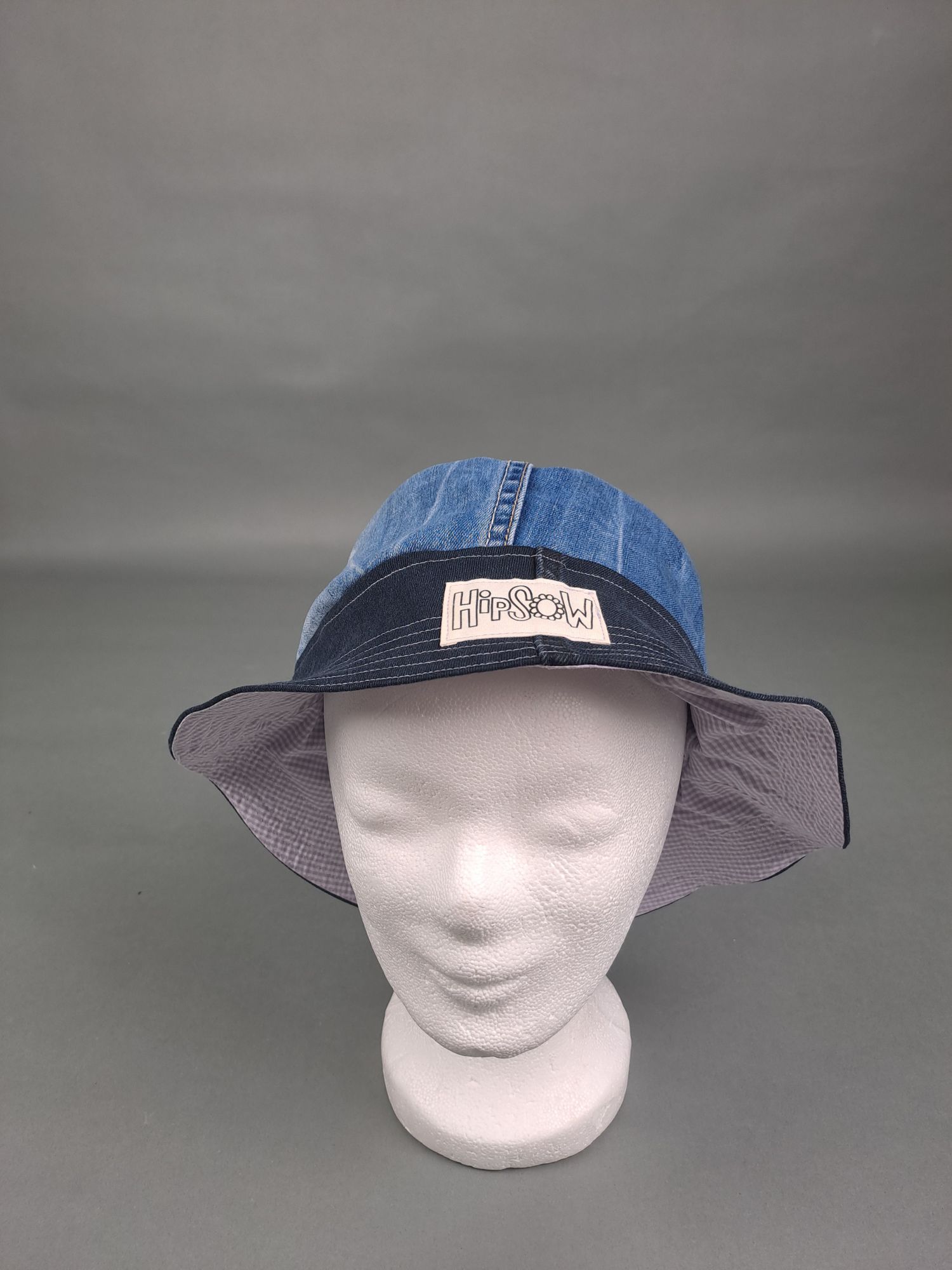 Bucket Hat recycelt auf Kopf aus Jeans