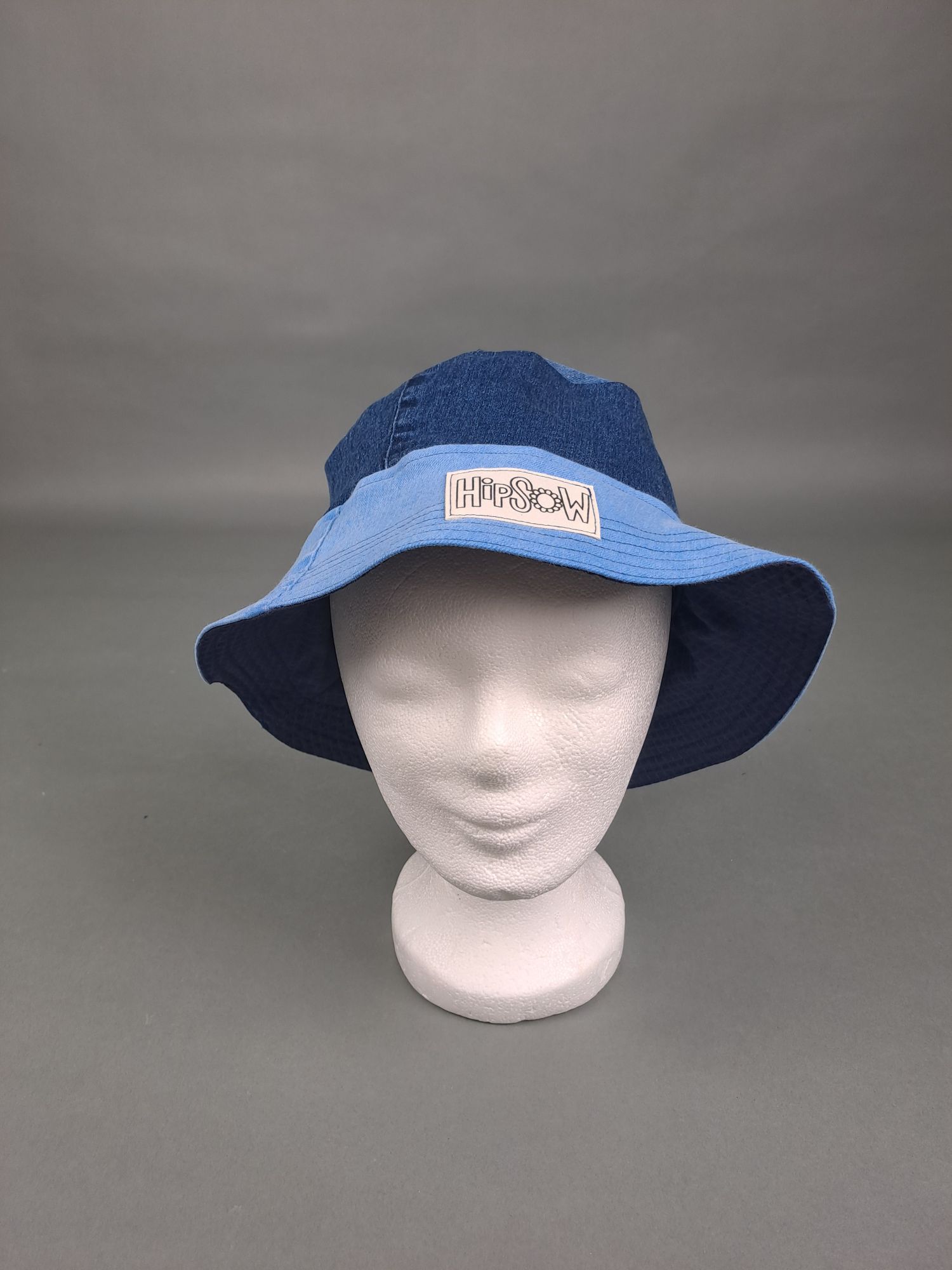 Bucket Hat recycelt auf Kopf aus Jeans