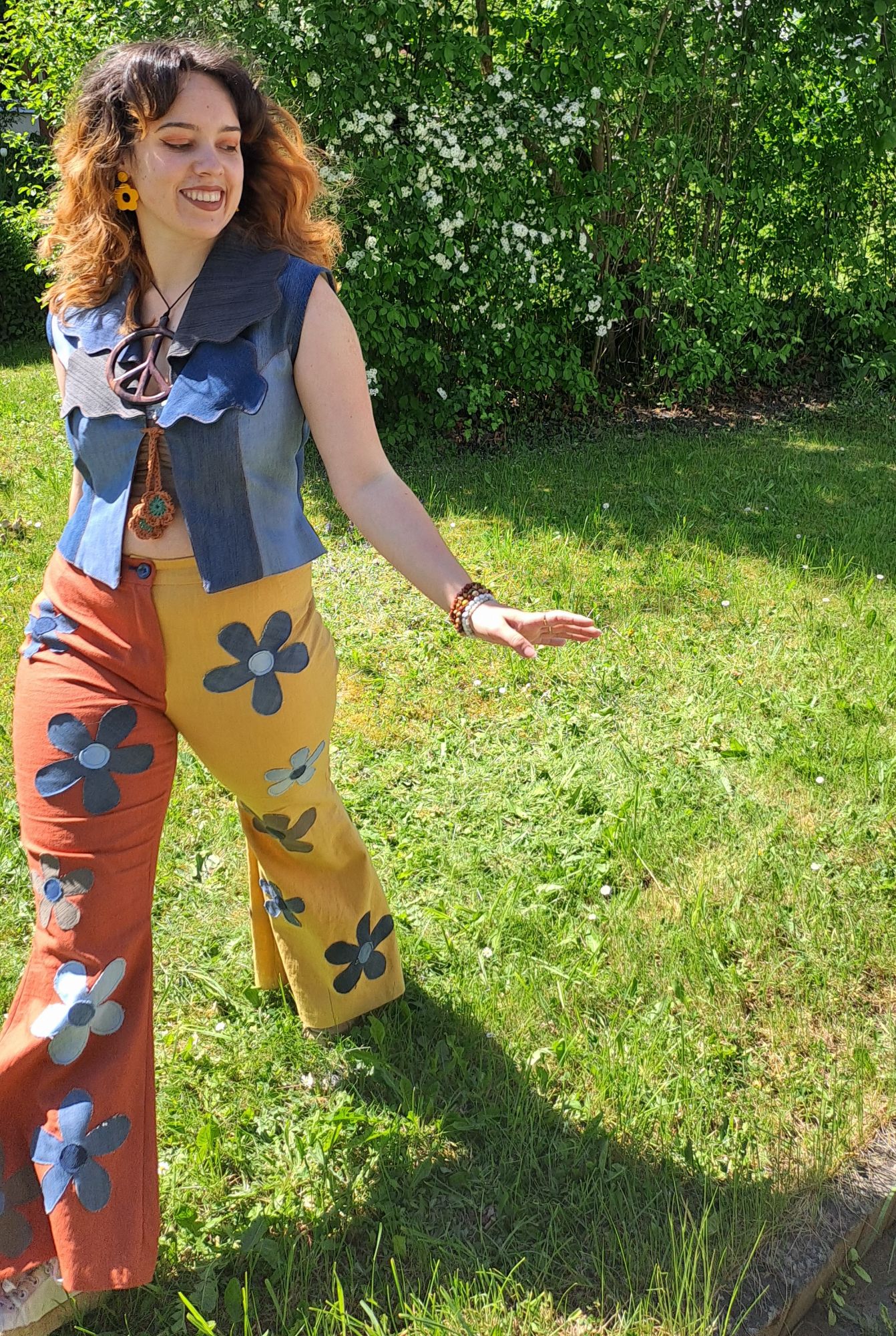 Flower Power - Das bin ich, wie ich mich am wohlsten fühle :) Die Weste ist komplett recycelt aus alten…