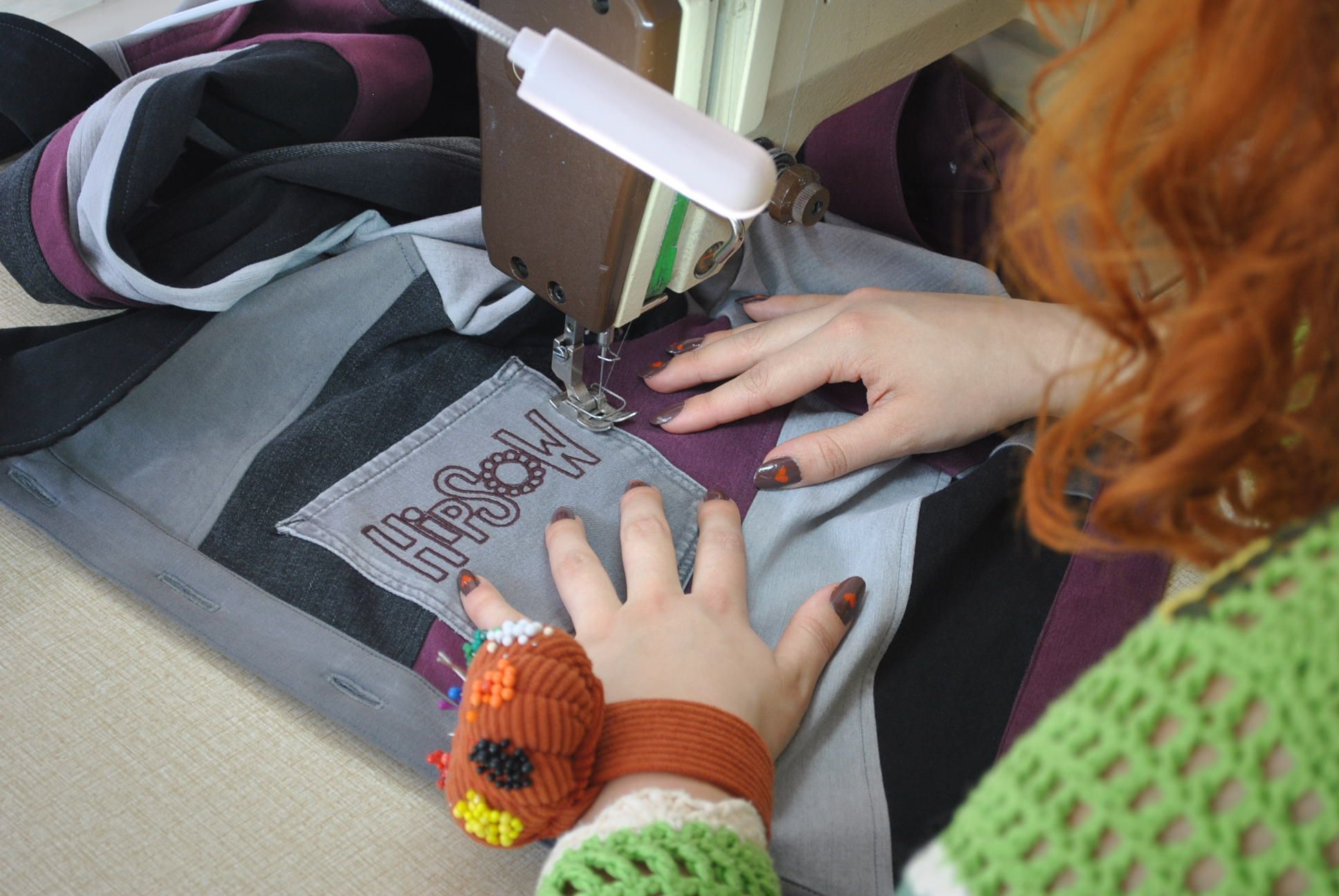 HipSoW Jeansjacke unter Nähmaschine