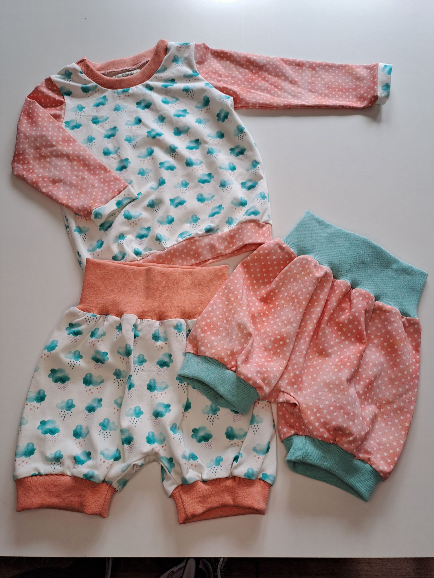 Babykleidung - ein putziges kleines Set.