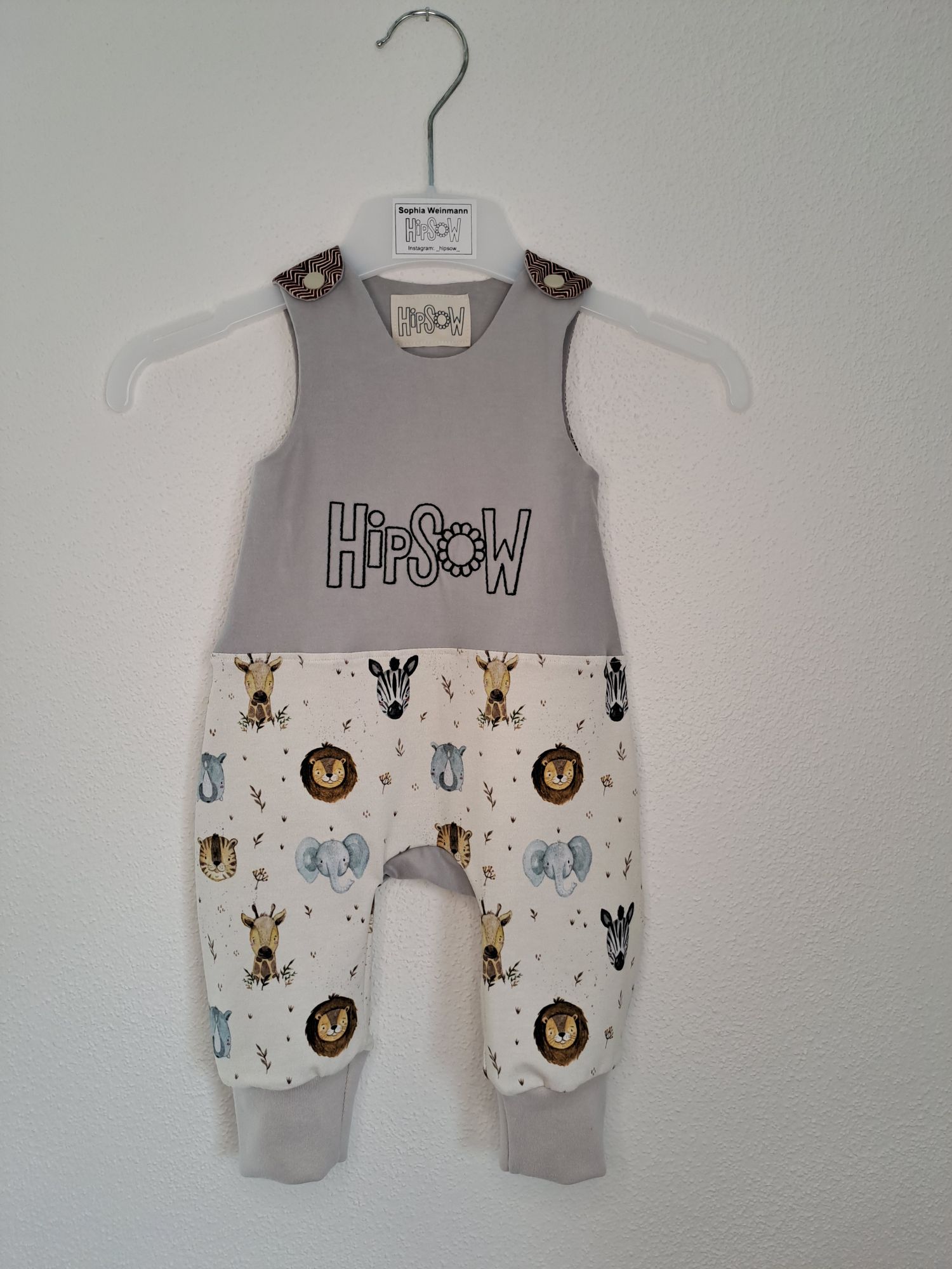 Babykleidung - ein süßer Strampler mit Tiermotiven.