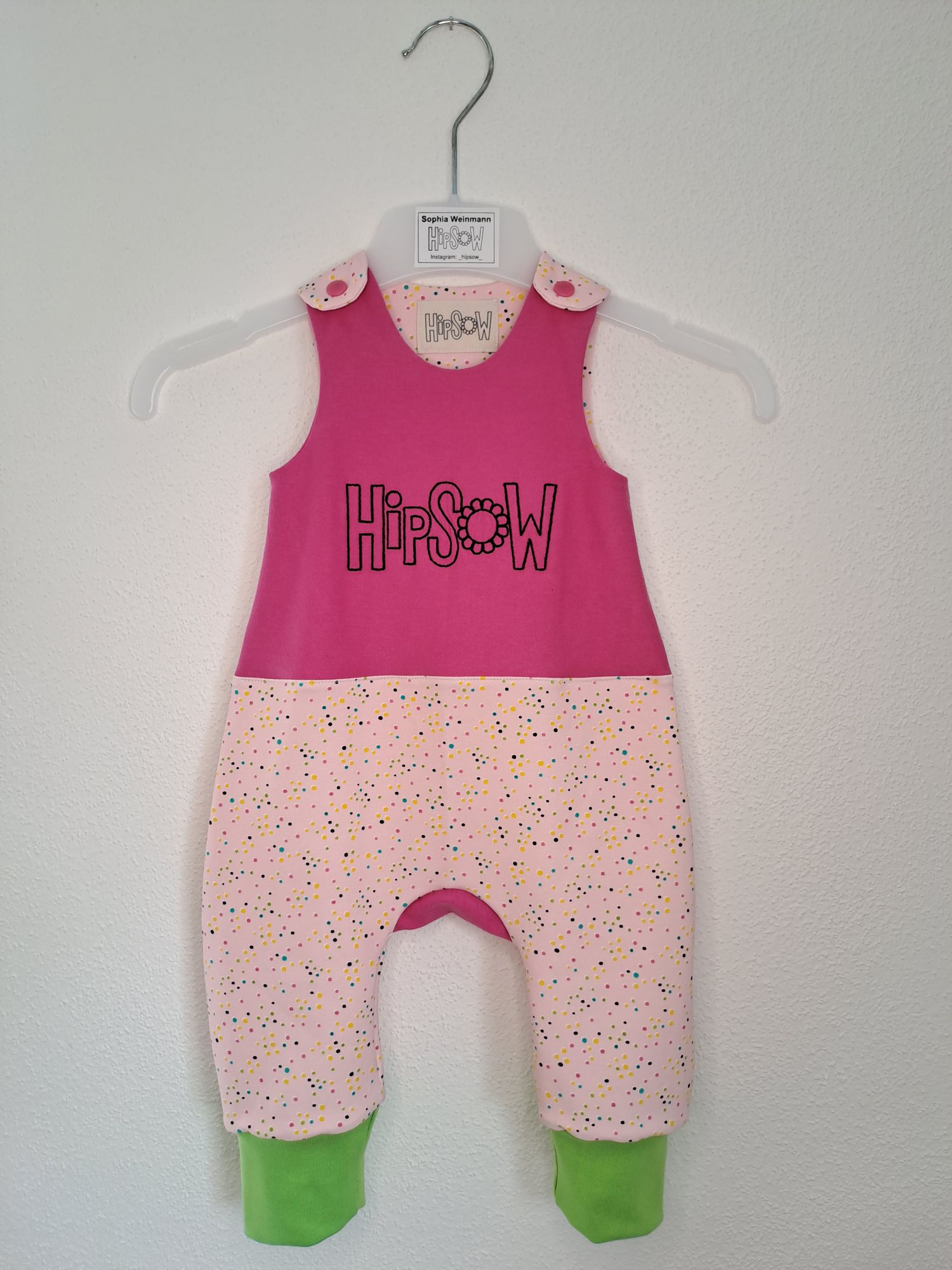 Babykleidung - ein sehr knalliger Babystrampler.