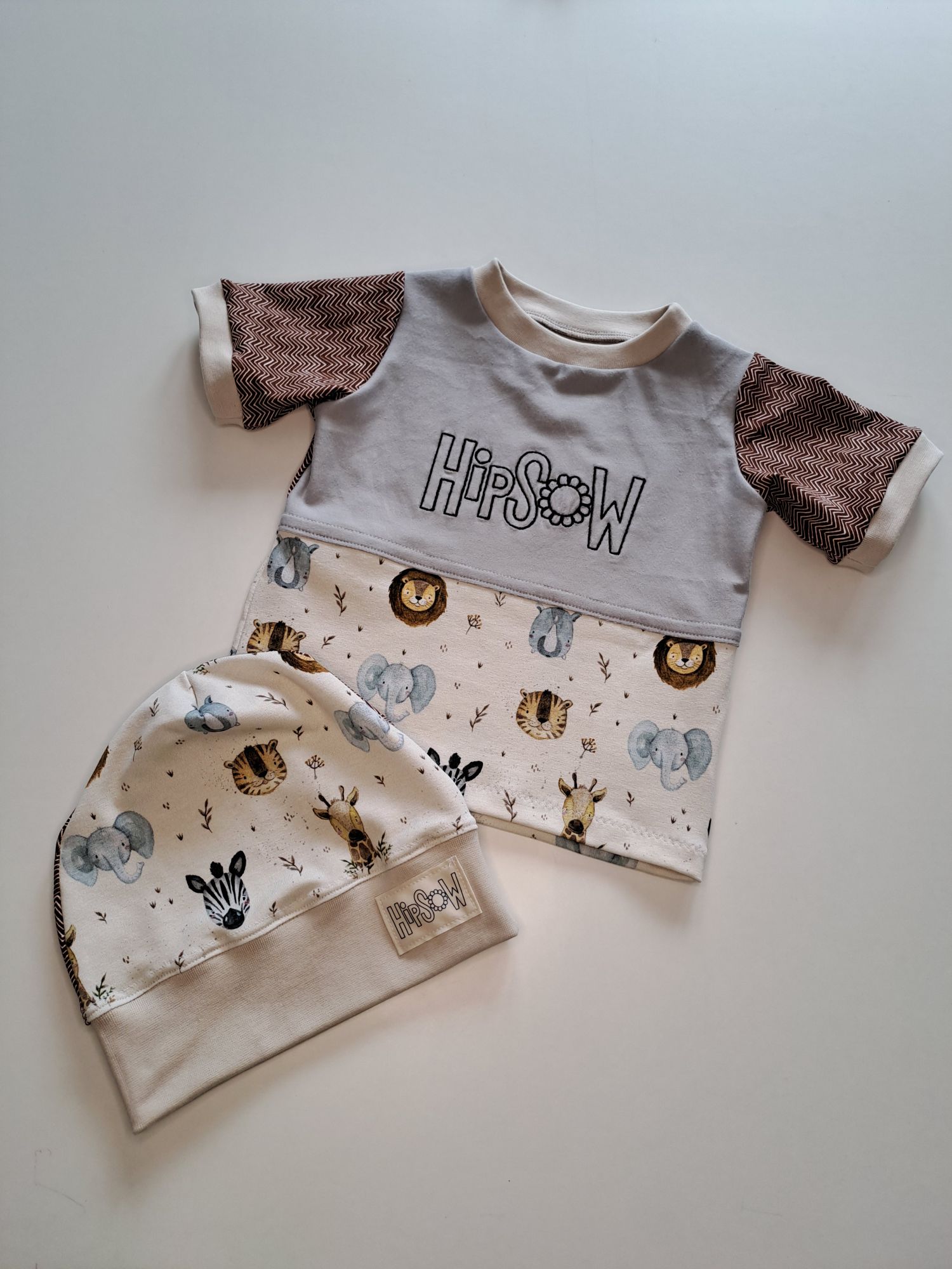 Babykleidung - ein Baby-HipSoW-Shirt mit passender Mütze.