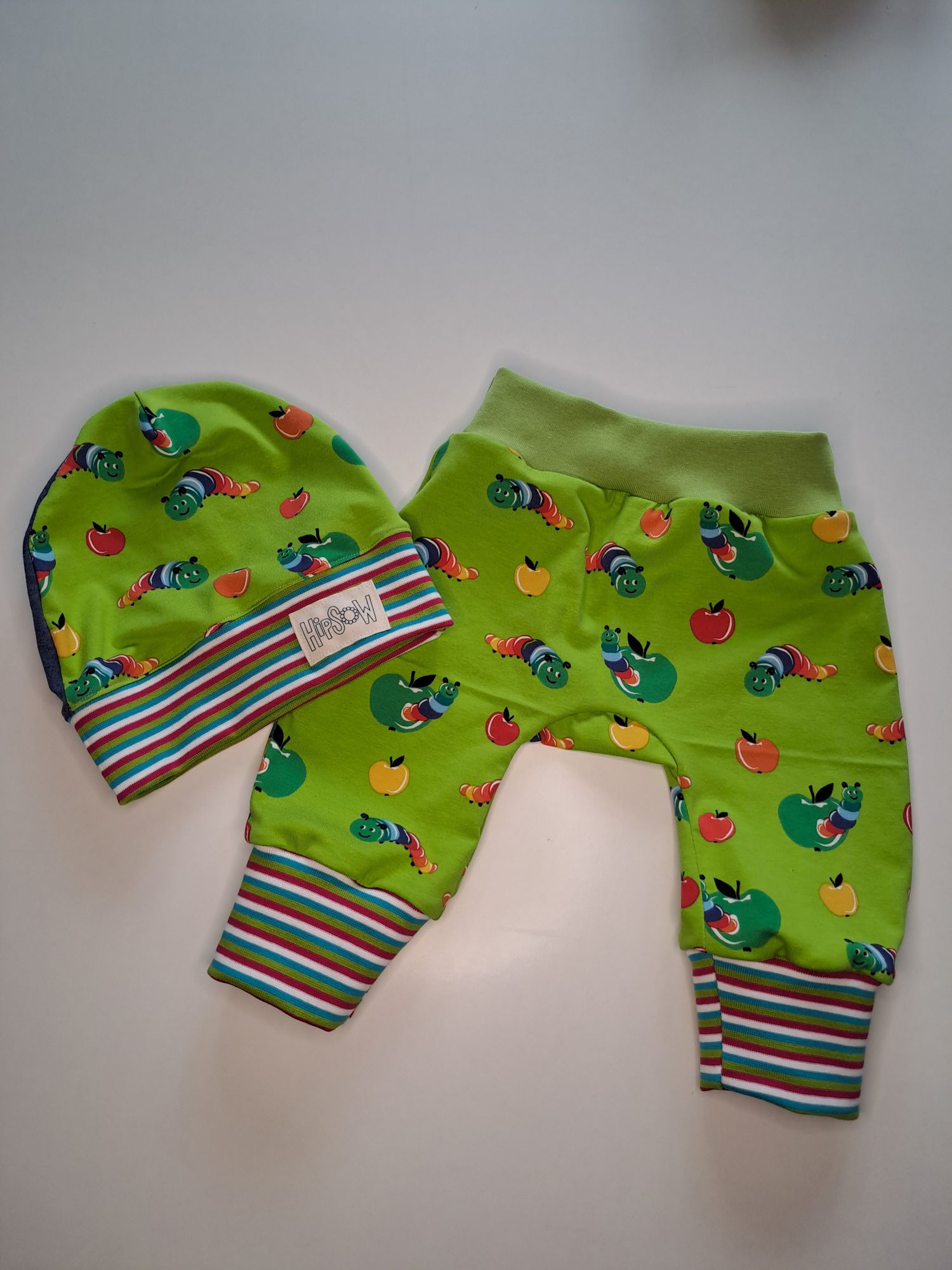 Babykleidung - Babypumphose und passende Mütze mit der Raupe Nimmersatt.