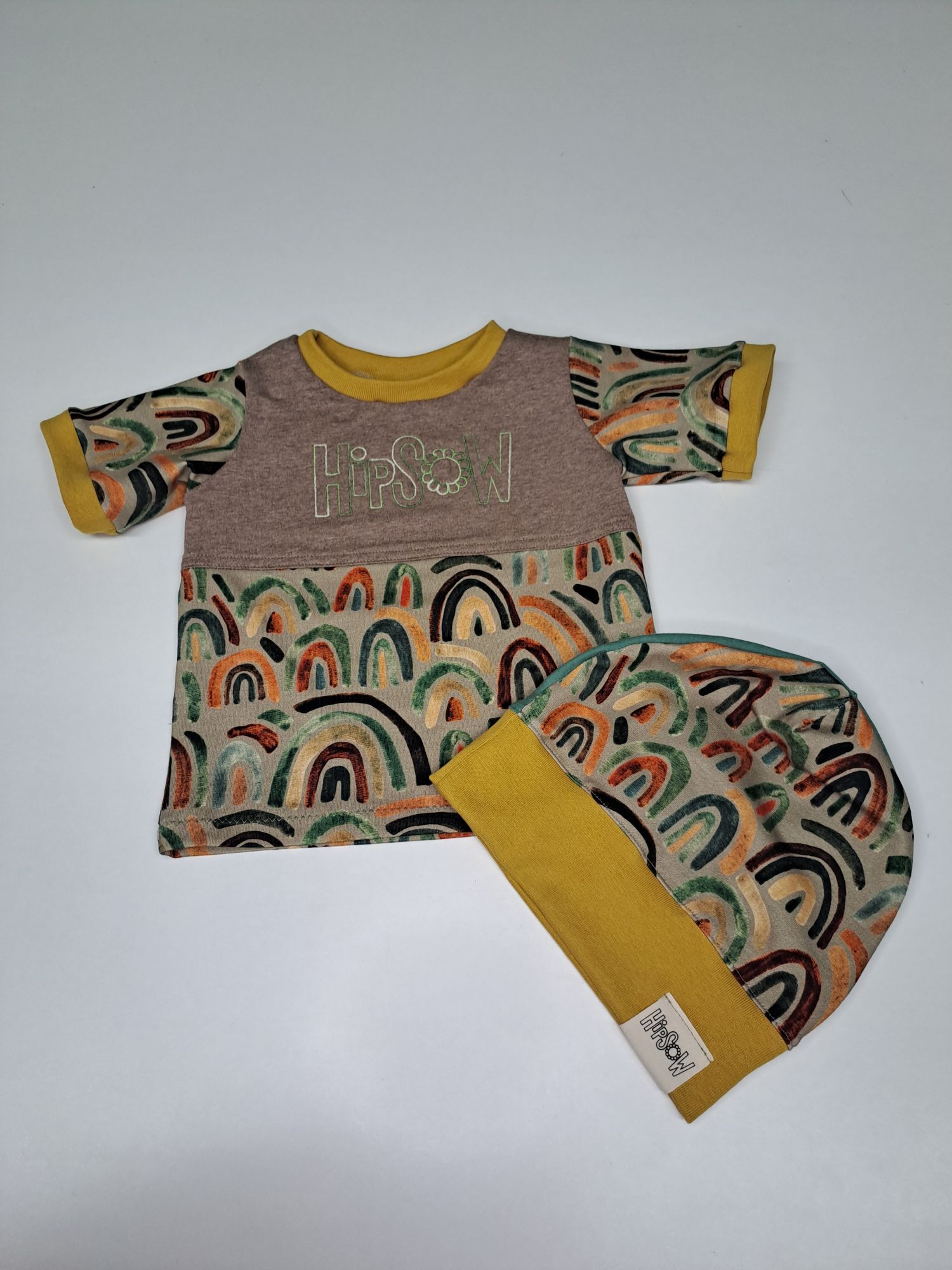 Babykleidung - HipSoW-Baby-Shirt mit passender Mütze.