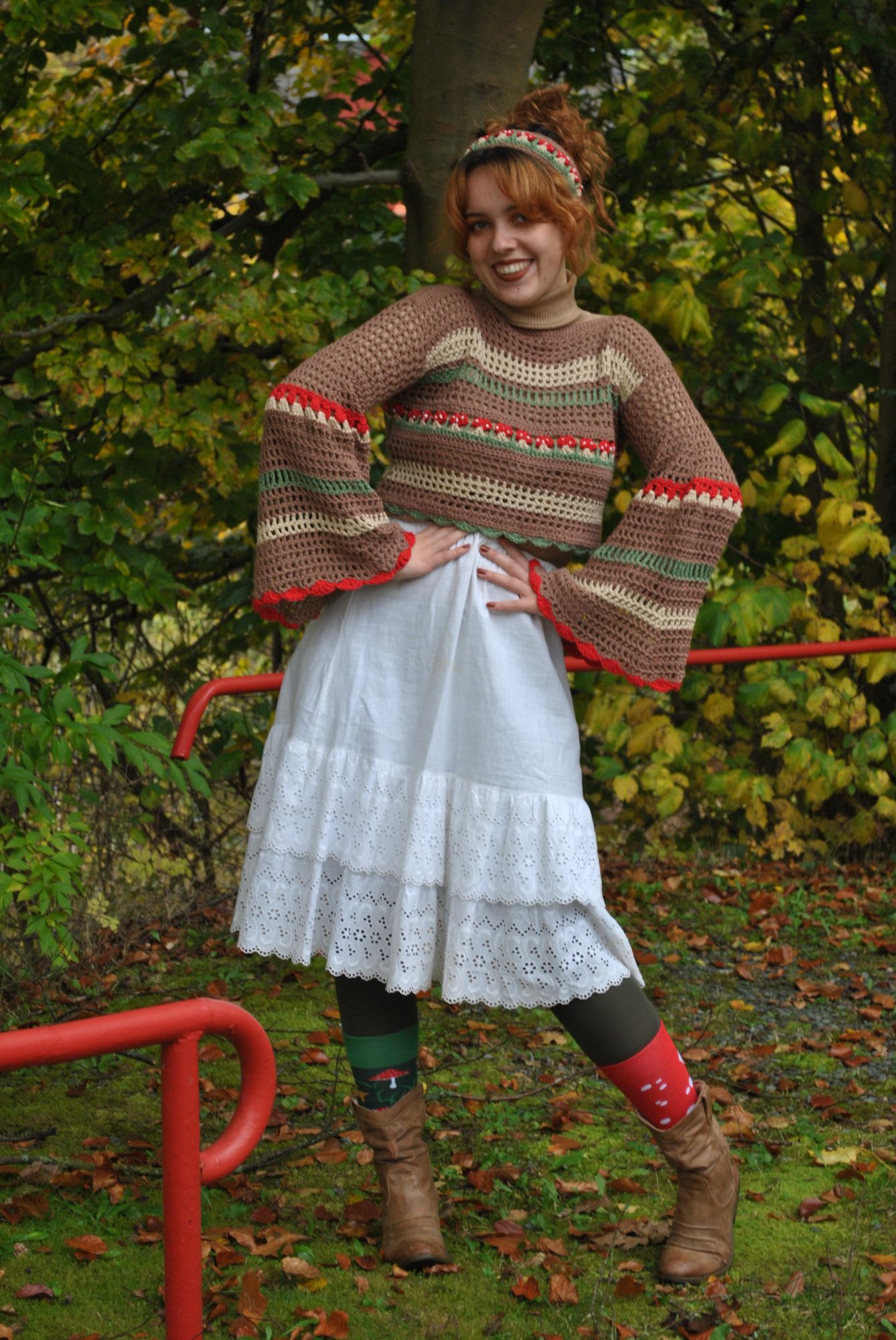 Fliegenpilzlook - das Oberteil, sowie das dazugehörige Haarband habe ich gehäkelt.