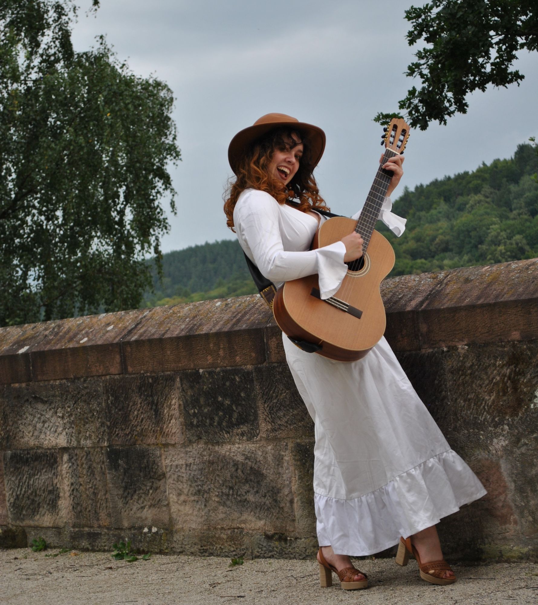 Bettwäsche oder Kleid? - Meine Gitarre und Ich...ohneeinander geht's nicht.
